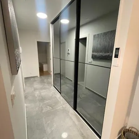 Exclusive White Tiy 스플리트